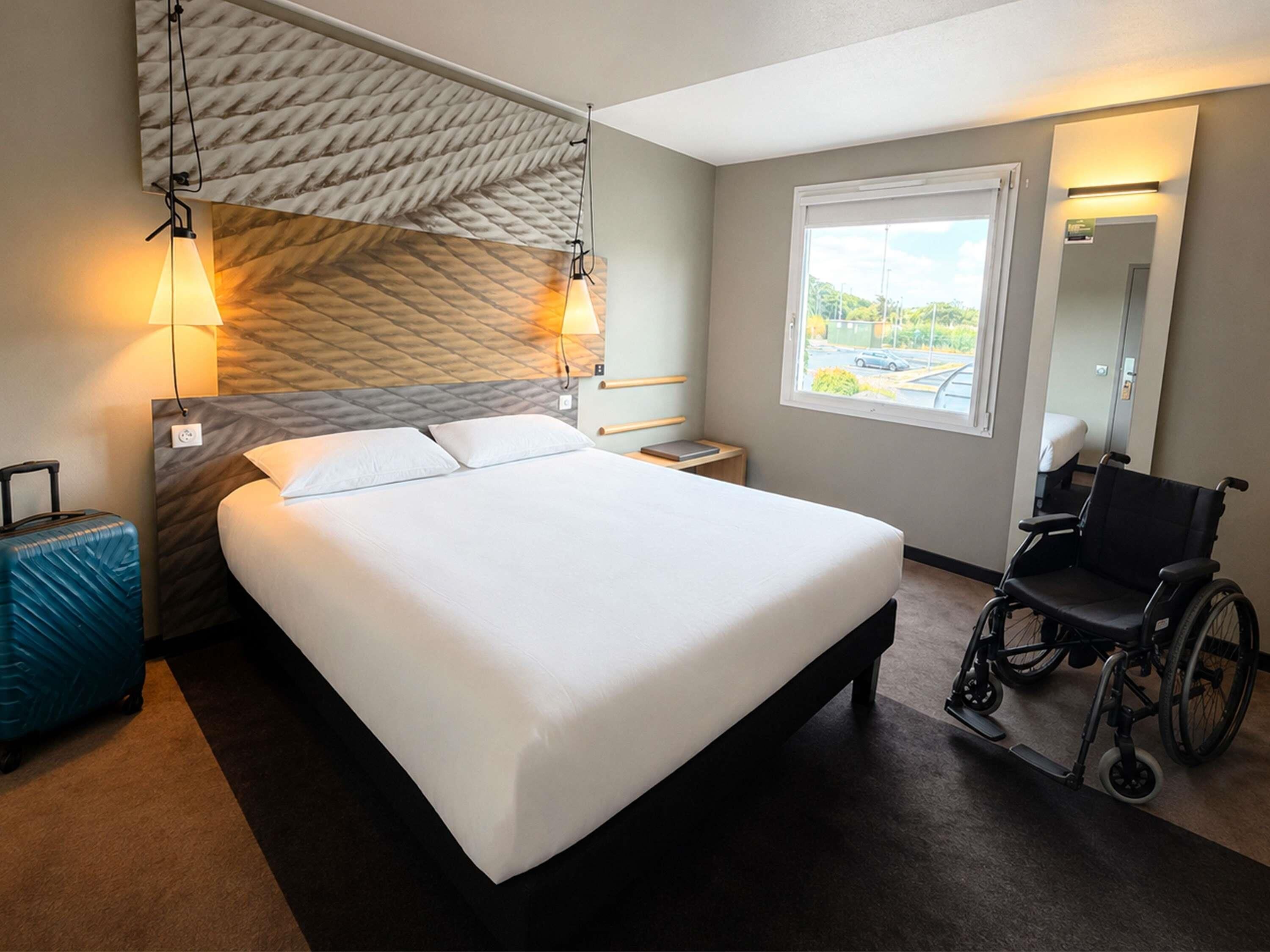 Zimmer, 1 Doppelbett, barrierefrei | Hochwertige Bettwaren, Schreibtisch, schallisolierte Zimmer