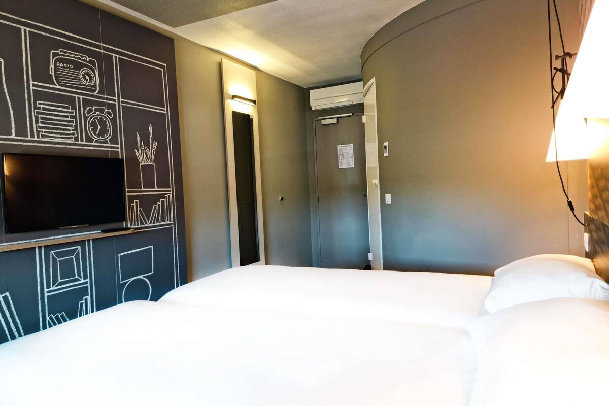 standard room, 2 single beds | premium bedding, desk, soundproofing, iron/ironing board