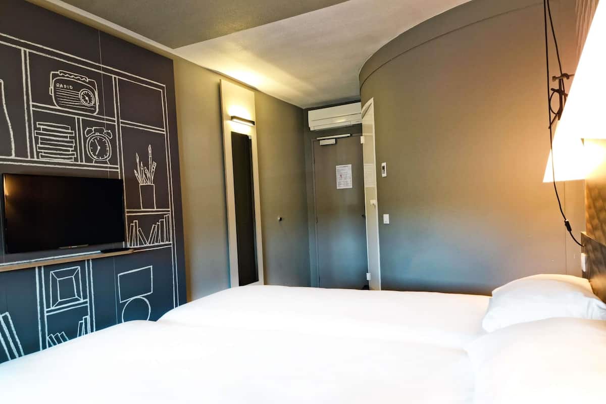 Kamar Standar, 2 Tempat Tidur Twin | Seprai premium, meja kerja, kedap suara, dan setrika/meja setrika
