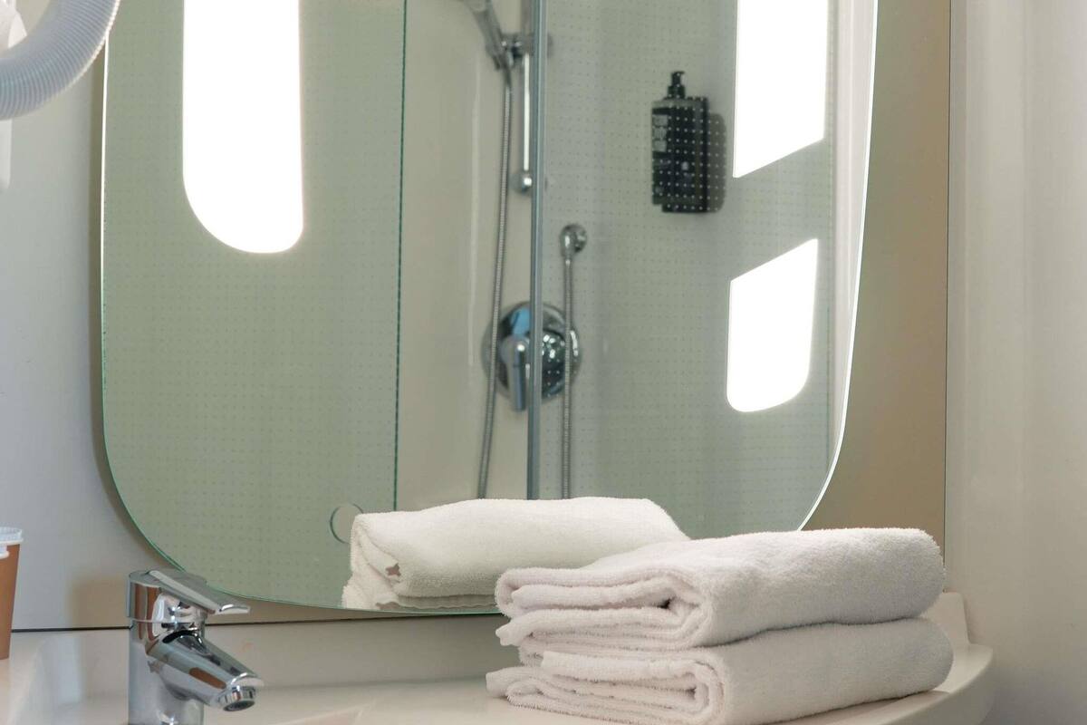 Shower, perlengkapan kamar mandi ramah lingkungan,  dan pengering rambut