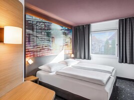 双床房 | 办公桌、隔音、免费 WiFi、床单