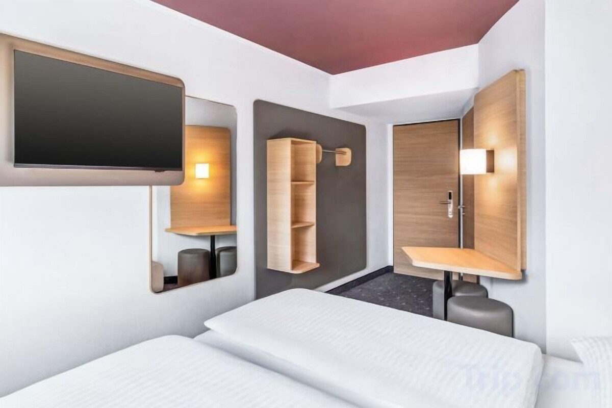 Escritorio, sistema de insonorización, wifi gratis y ropa de cama