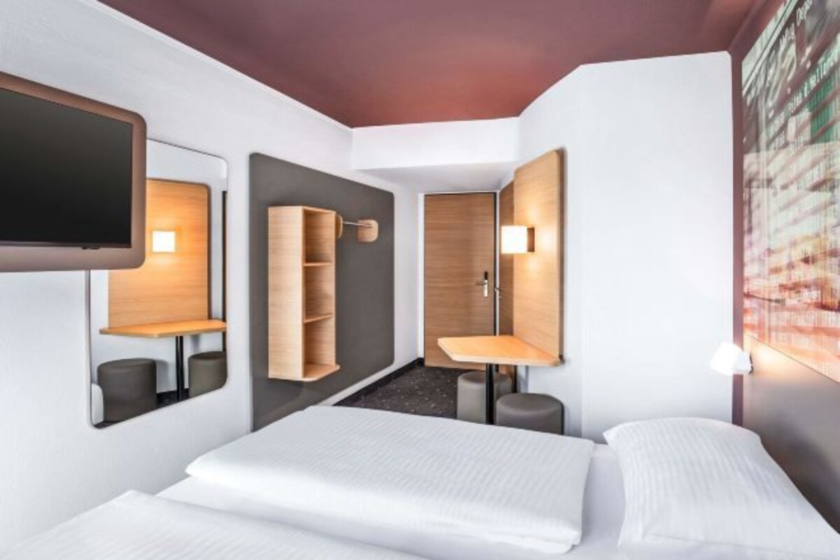 Escritorio, sistema de insonorización, wifi gratis y ropa de cama