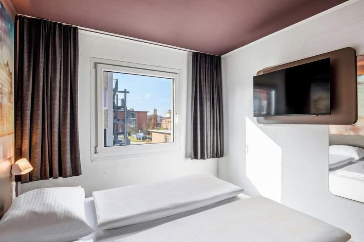 Escritorio, sistema de insonorización, wifi gratis y ropa de cama