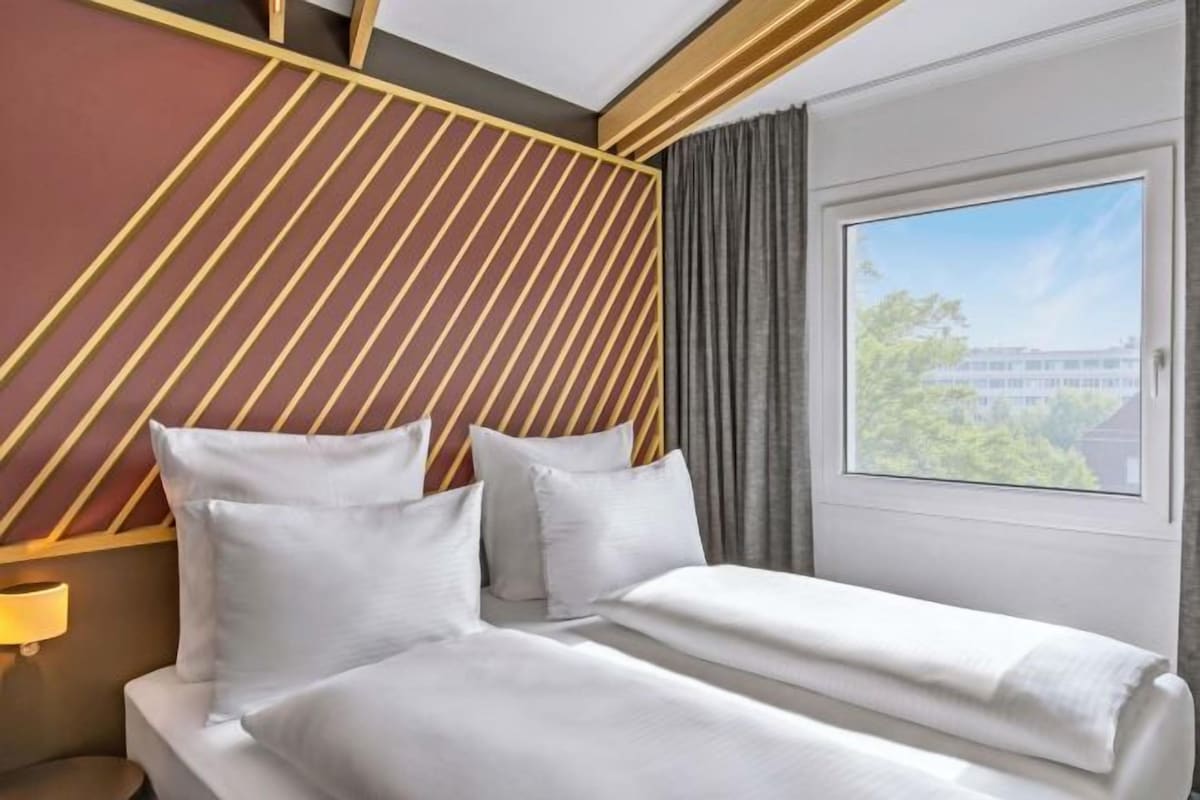 Escritorio, sistema de insonorización, wifi gratis y ropa de cama