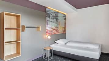 Desk, soundproofing, free WiFi, bed sheets