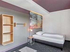 Desk, soundproofing, free WiFi, bed sheets - B&B HOTEL Hamburg-Airport (Hamburg)