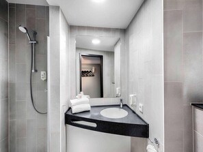 Shower, hair dryer, towels - B&B HOTEL Hamburg-Airport (Hamburg)