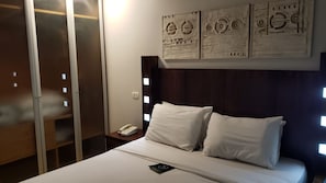 Minibar, coffres-forts dans les chambres, bureau, rideaux occultants