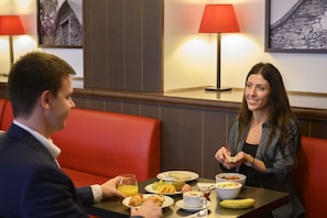 Petit déjeuner buffet (10 EUR par personne)