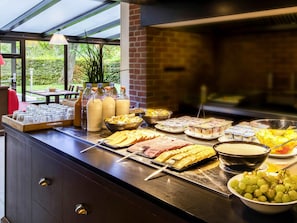Colazione a buffet, servita tutte le mattine (10 EUR a persona)
