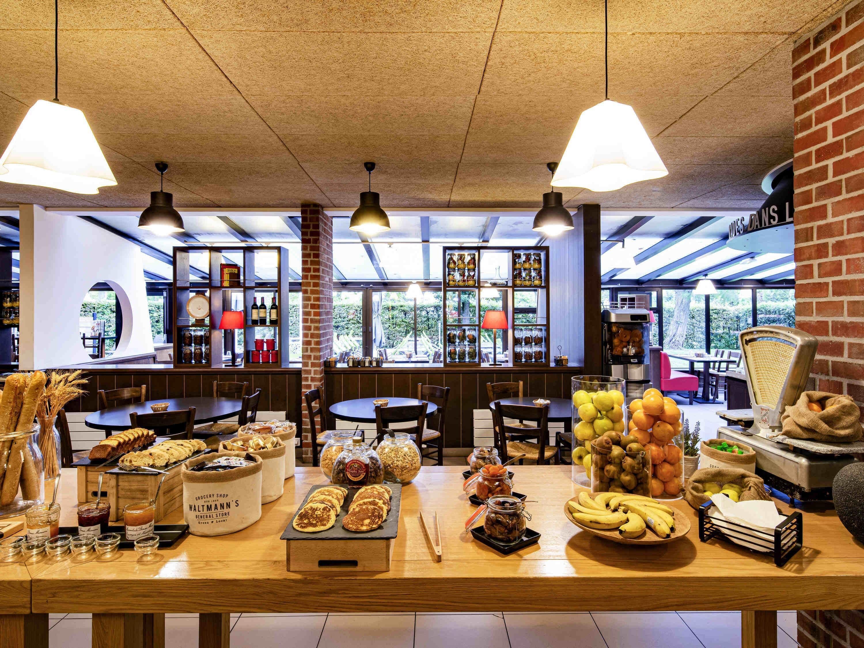 Free buffet breakfast 