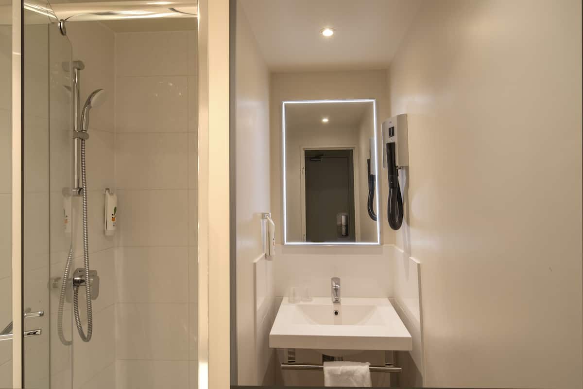 Quarto standard, 1 cama de solteiro (Bathroom with Shower) | Banheiro | Chuveiro, produtos de toalete biodegradáveis, secador de cabelo