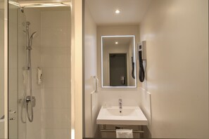 Quarto standard, 1 cama de solteiro (Bathroom with Shower) | Banheiro | Chuveiro, produtos de toalete biodegradáveis, secador de cabelo 