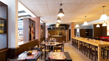 Se sirven comidas, cenas y cocina francesa con mesas al aire libre