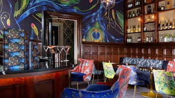 2 bars/lounges
