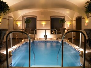 Indoor spa tub