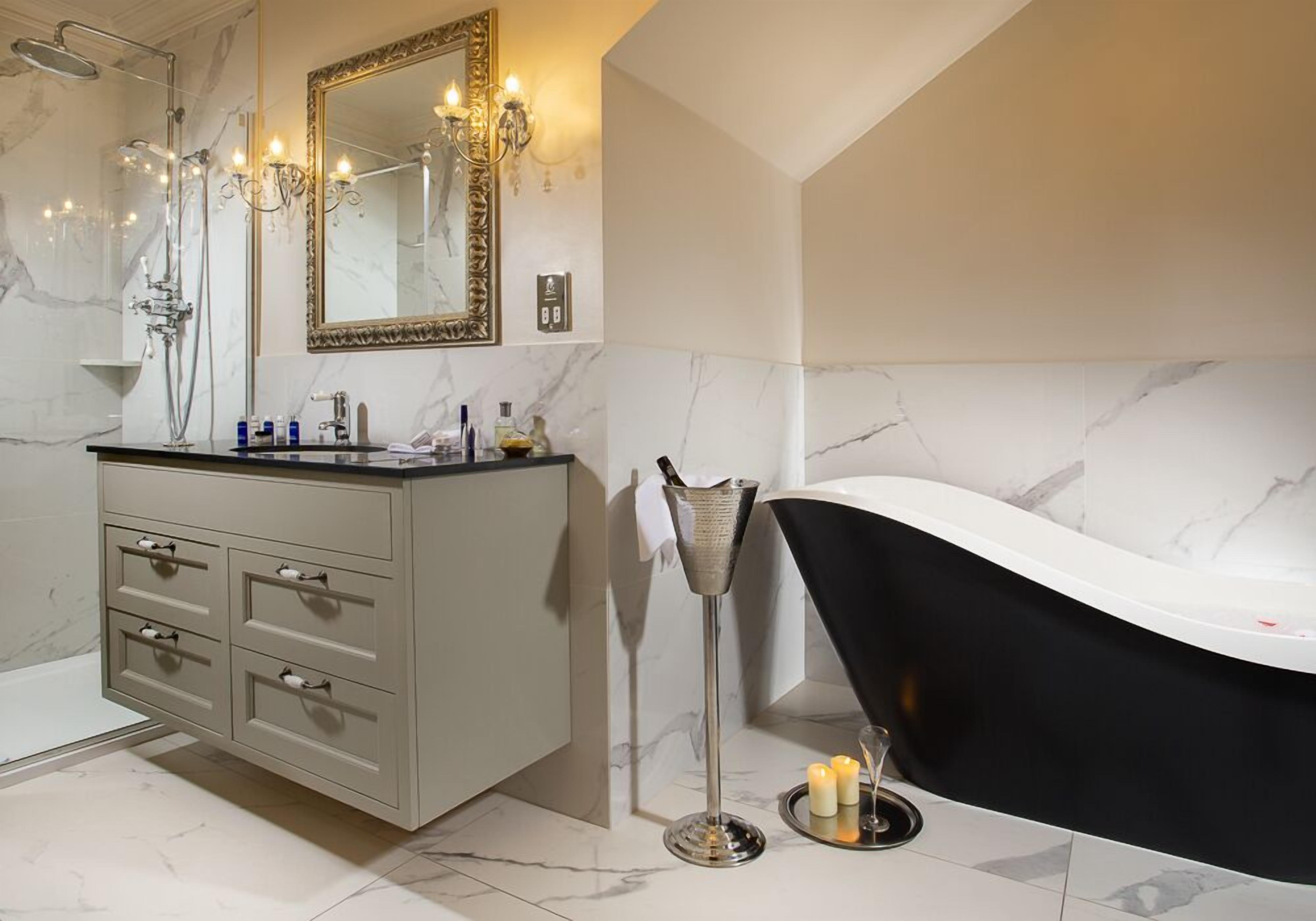 combined shower/bathtub, free toiletries, hair dryer, towels