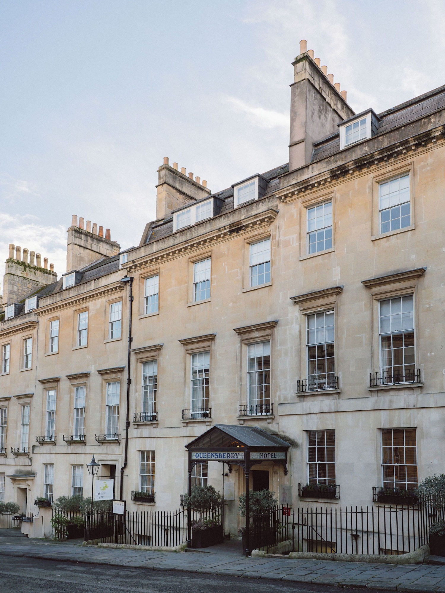 Vista frontal de la propiedad por la tarde o noche