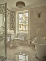 Habitación doble superior | Baño | Artículos de higiene personal de diseño, secador de pelo y albornoces