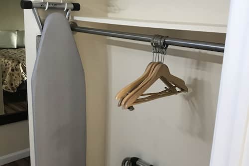 Amenidades de baño gratuitas, secadora de cabello, toallas