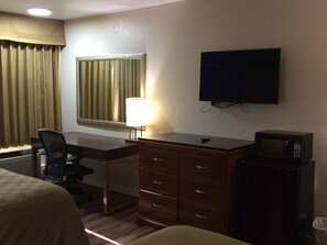 Desk, blackout drapes, iron/ironing board, bed sheets - California Inn and Suites Bakersfield (Bakersfield)