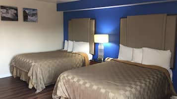 Bureau, rideaux occultants, fer et planche à repasser, draps fournis