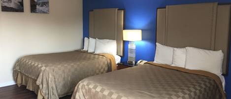 Schreibtisch, Verdunkelungsvorhänge, Bügeleisen/Bügelbrett, Bettwäsche