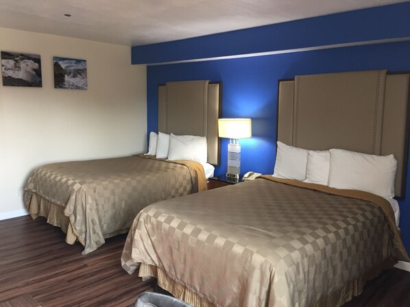 Desk, blackout drapes, iron/ironing board, bed sheets - California Inn and Suites Bakersfield (Bakersfield)