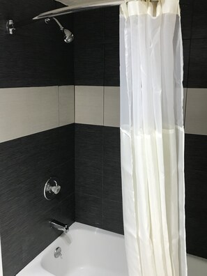 Gratis toiletartikelen, een haardroger, handdoeken