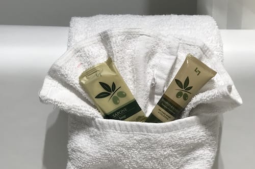 Amenidades de baño gratuitas, secadora de cabello, toallas