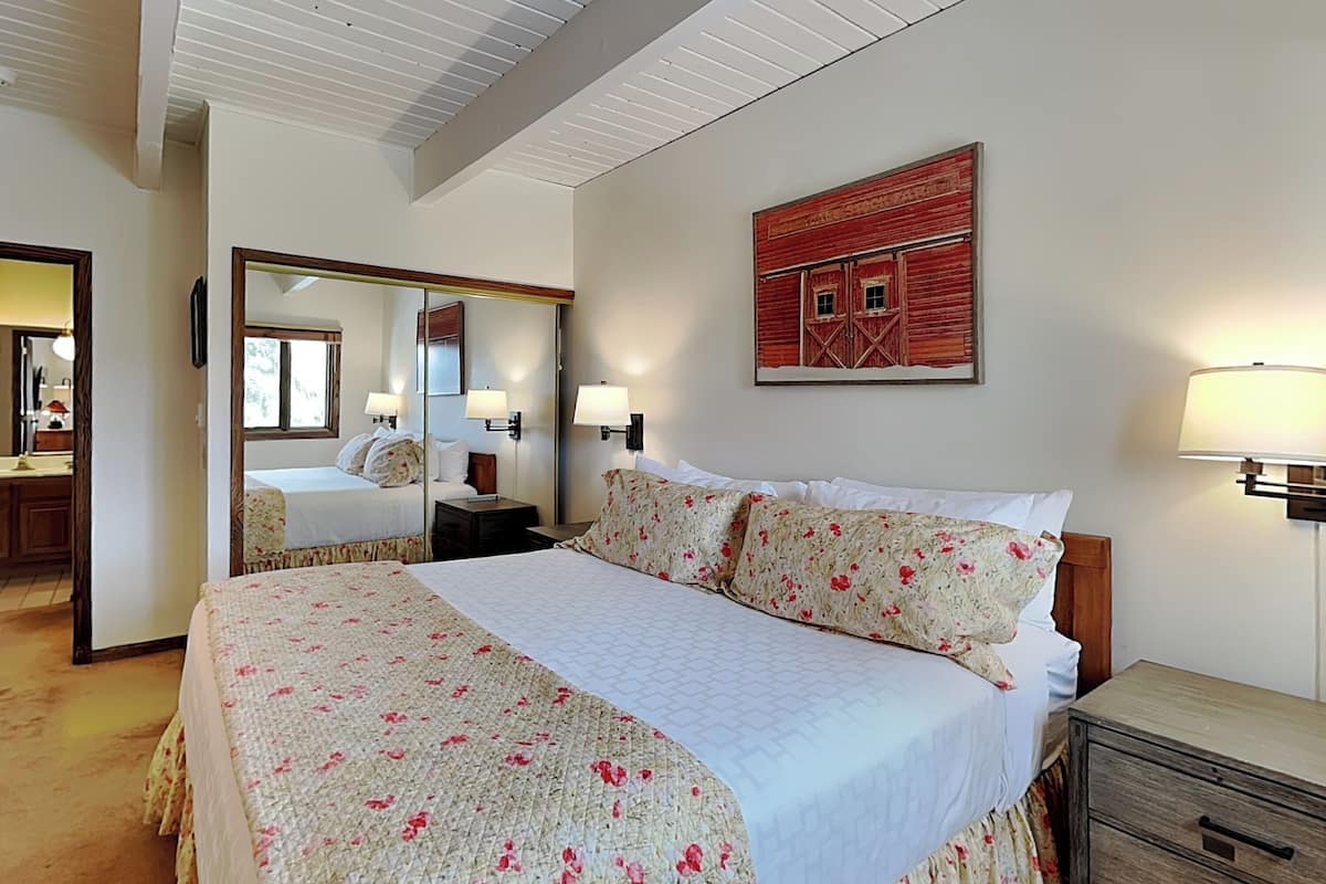 Condo standard, 1 quarto | Cofres nos quartos, individualmente decorados