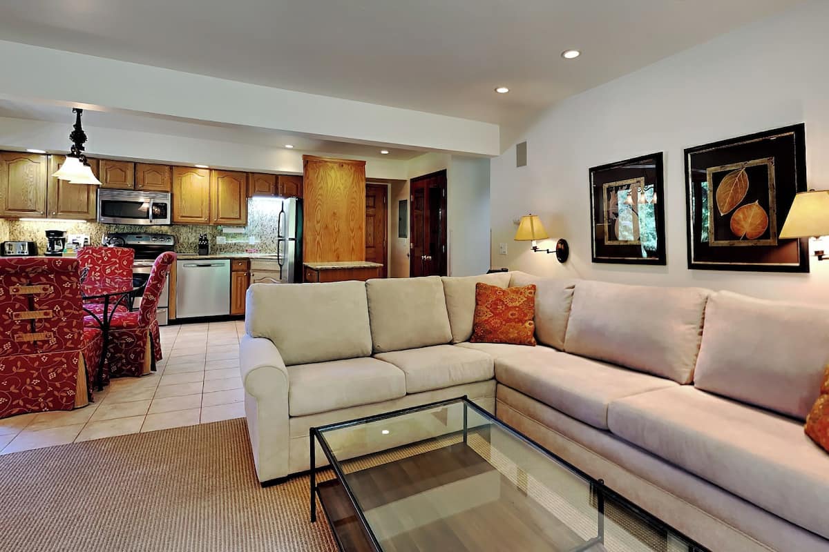 Condo Deluxe, 2 habitaciones | Área de sala de estar | Televisión de pantalla plana y reproductor de DVD