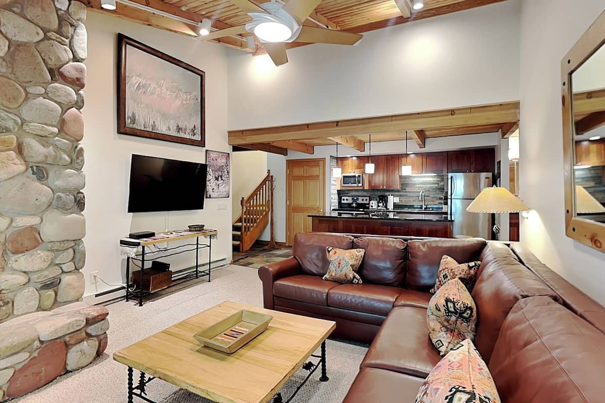 Loft Deluxe, 1 habitación | Área de sala de estar | Televisión de pantalla plana y reproductor de DVD