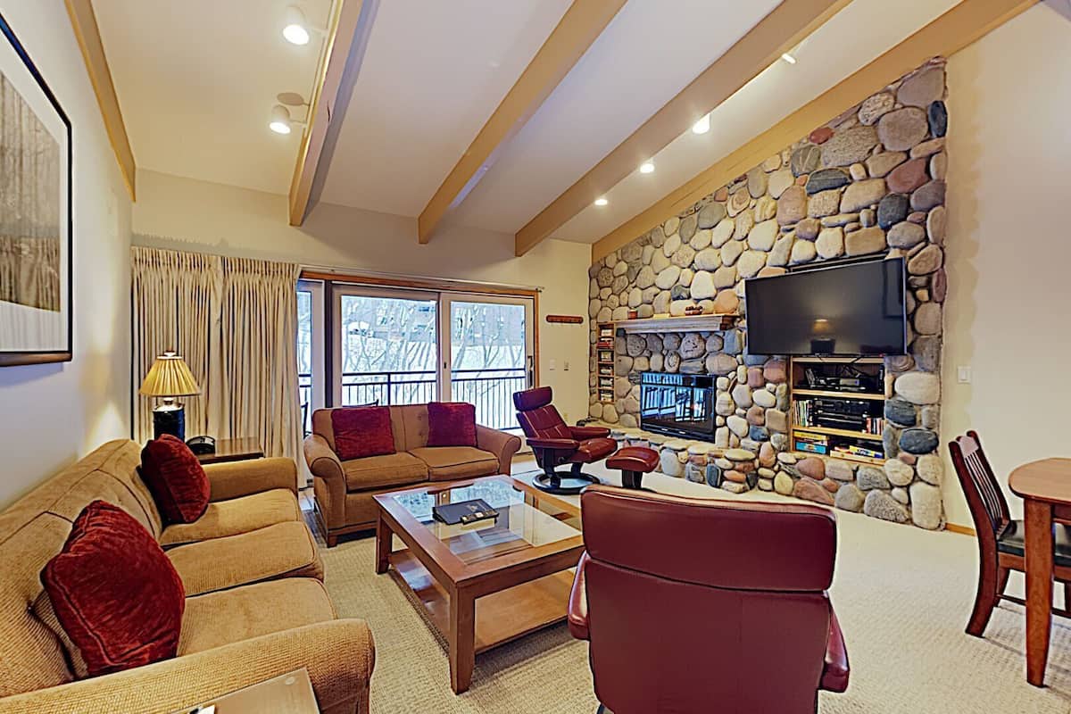 Loft Deluxe, 2 habitaciones | Área de sala de estar | Televisión de pantalla plana y reproductor de DVD