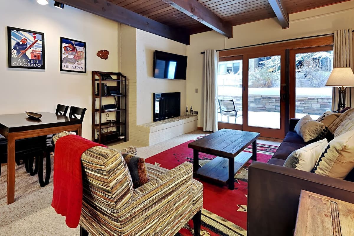 Condo Deluxe, 1 habitación | Área de sala de estar | Televisión de pantalla plana y reproductor de DVD