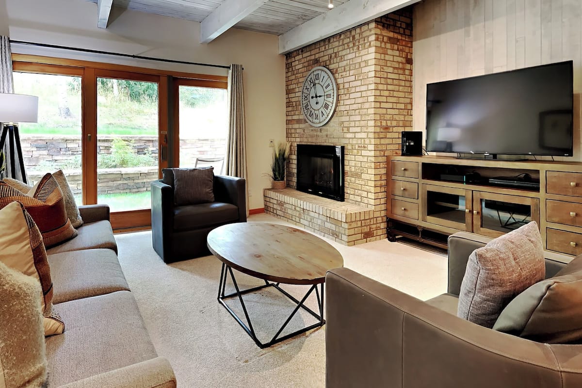 Condo Deluxe, 1 habitación | Área de sala de estar | Televisión de pantalla plana y reproductor de DVD