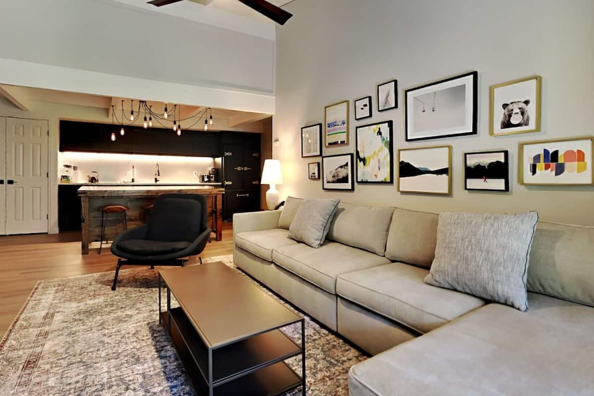 Loft Deluxe, 1 habitación | Área de sala de estar | Televisión de pantalla plana y reproductor de DVD