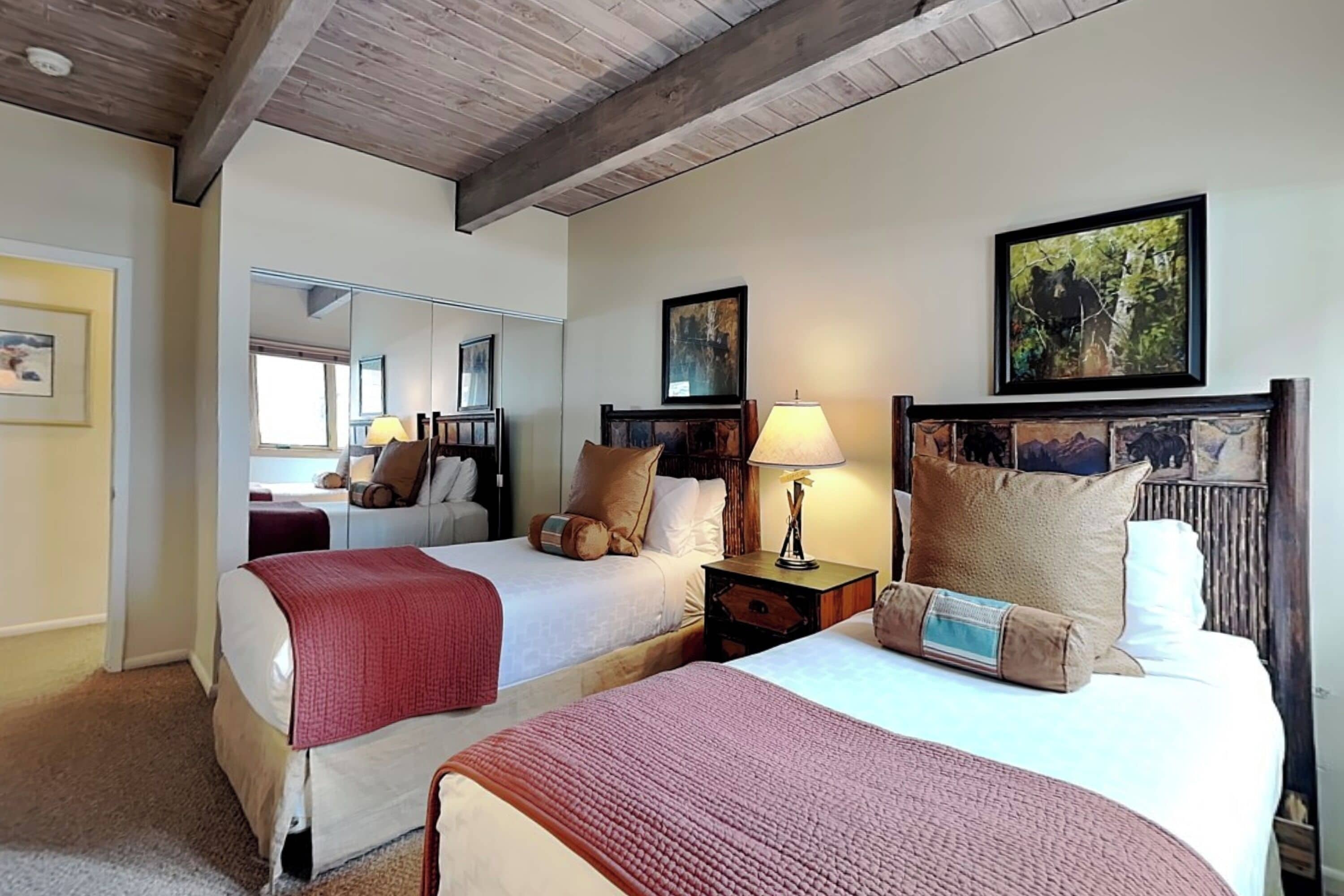 خزنة داخل الغرفة وبديكورات فريدة لكل غرفة وطراز فريد لكل وحدة