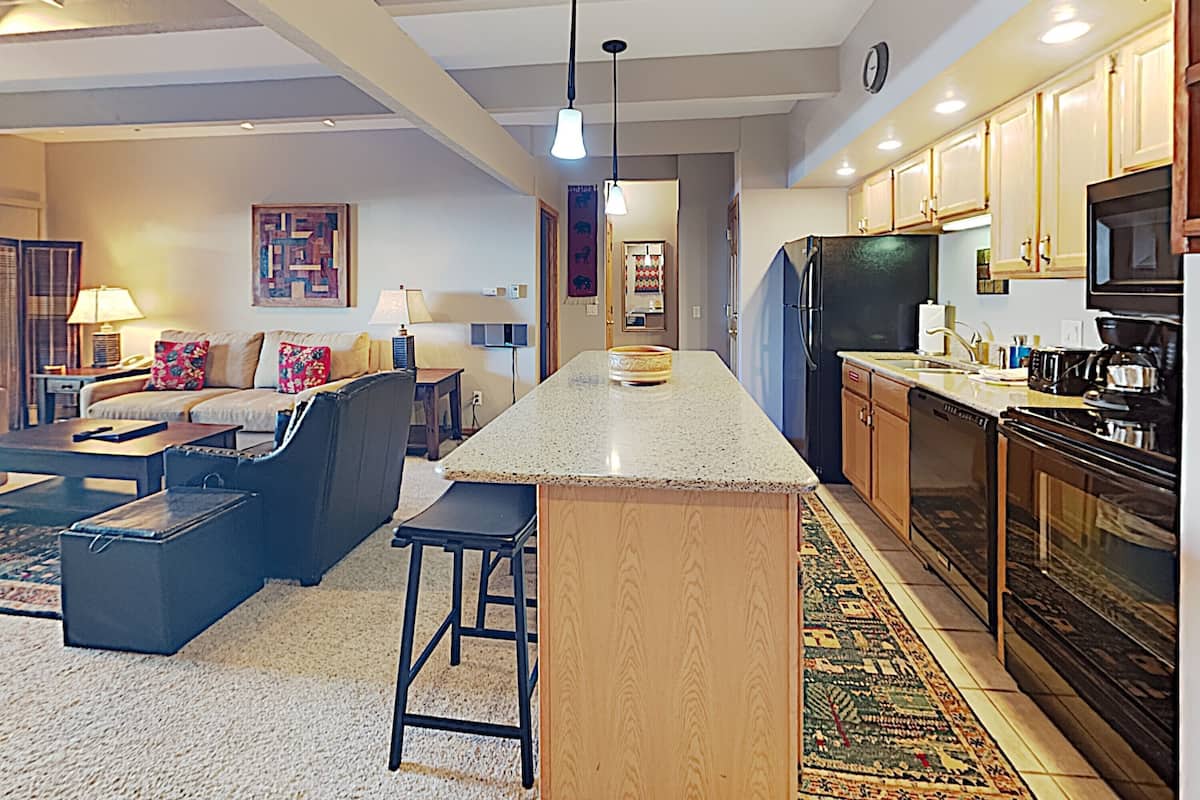 Bloc d'apartaments Deluxe, 1 dormitori | Cuina privada | Frigorífic, microones, placa de cuina i cafetera i tetera