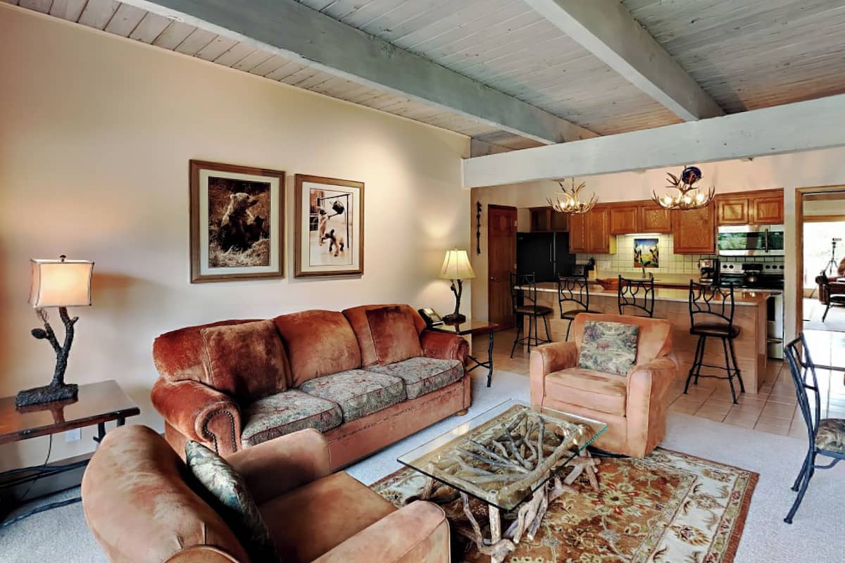 Condo Deluxe, 2 habitaciones | Área de sala de estar | Televisión de pantalla plana y reproductor de DVD