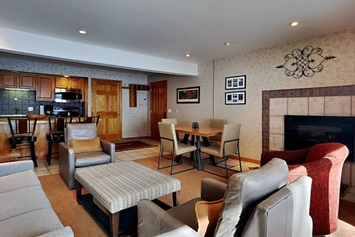 Condo estándar, 2 habitaciones | Área de sala de estar | Televisión de pantalla plana y reproductor de DVD
