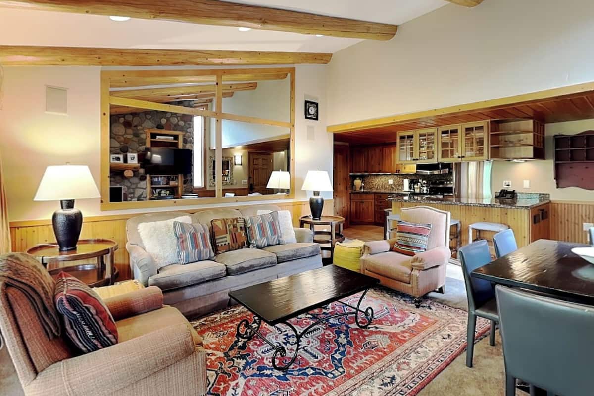 Loft, 2 habitaciones | Área de sala de estar | Televisión de pantalla plana y reproductor de DVD