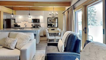 Condo Deluxe, 3 habitaciones | Área de sala de estar | Televisión de pantalla plana y reproductor de DVD