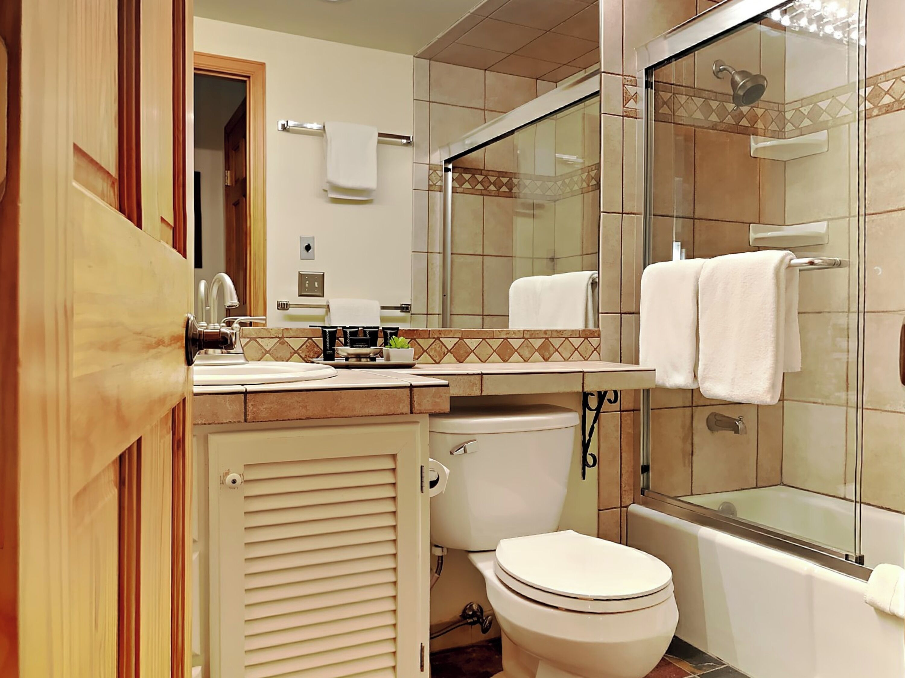 Un bagno con il water, un lavandino e una doccia.