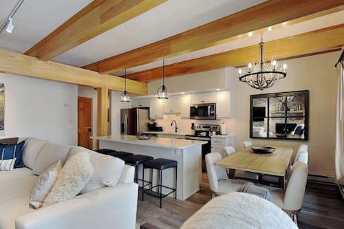Condo Deluxe, 3 chambres | Aire de séjour | Téléviseur à écran plat, lecteur de DVD