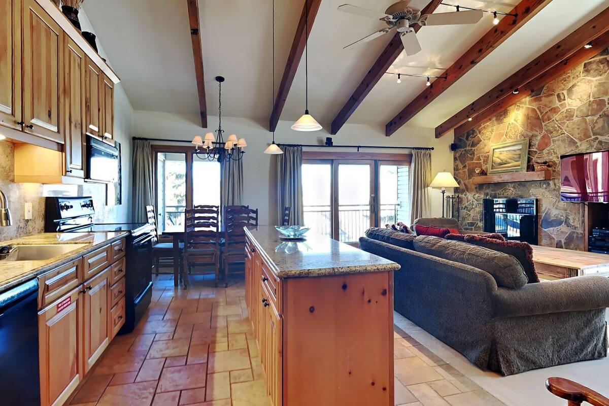 deluxe three bedroom ~ c3a | living area | flat-screen tv, dvd player