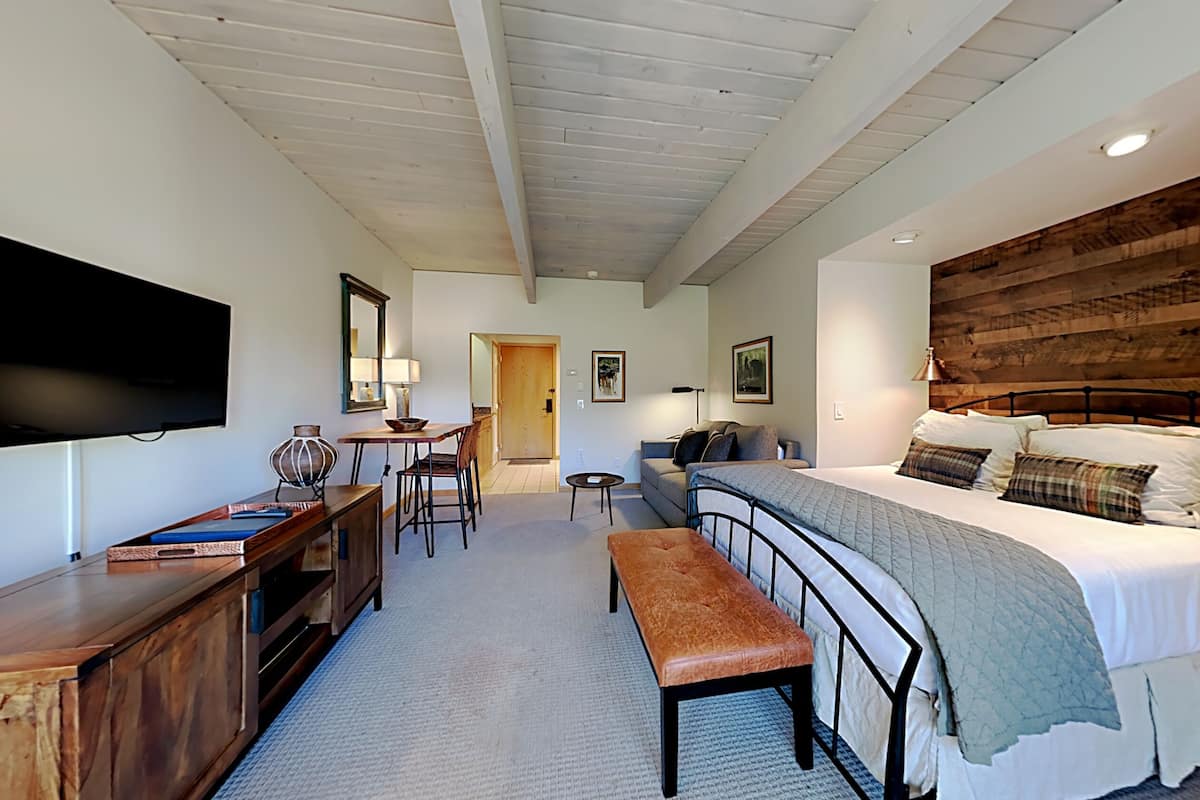 Deluxe Studio ~ 117 | 1 bedroom, in-room safe, individually decorated, individually furnished