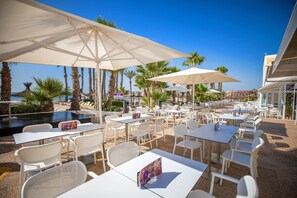 Bar à beira da piscina