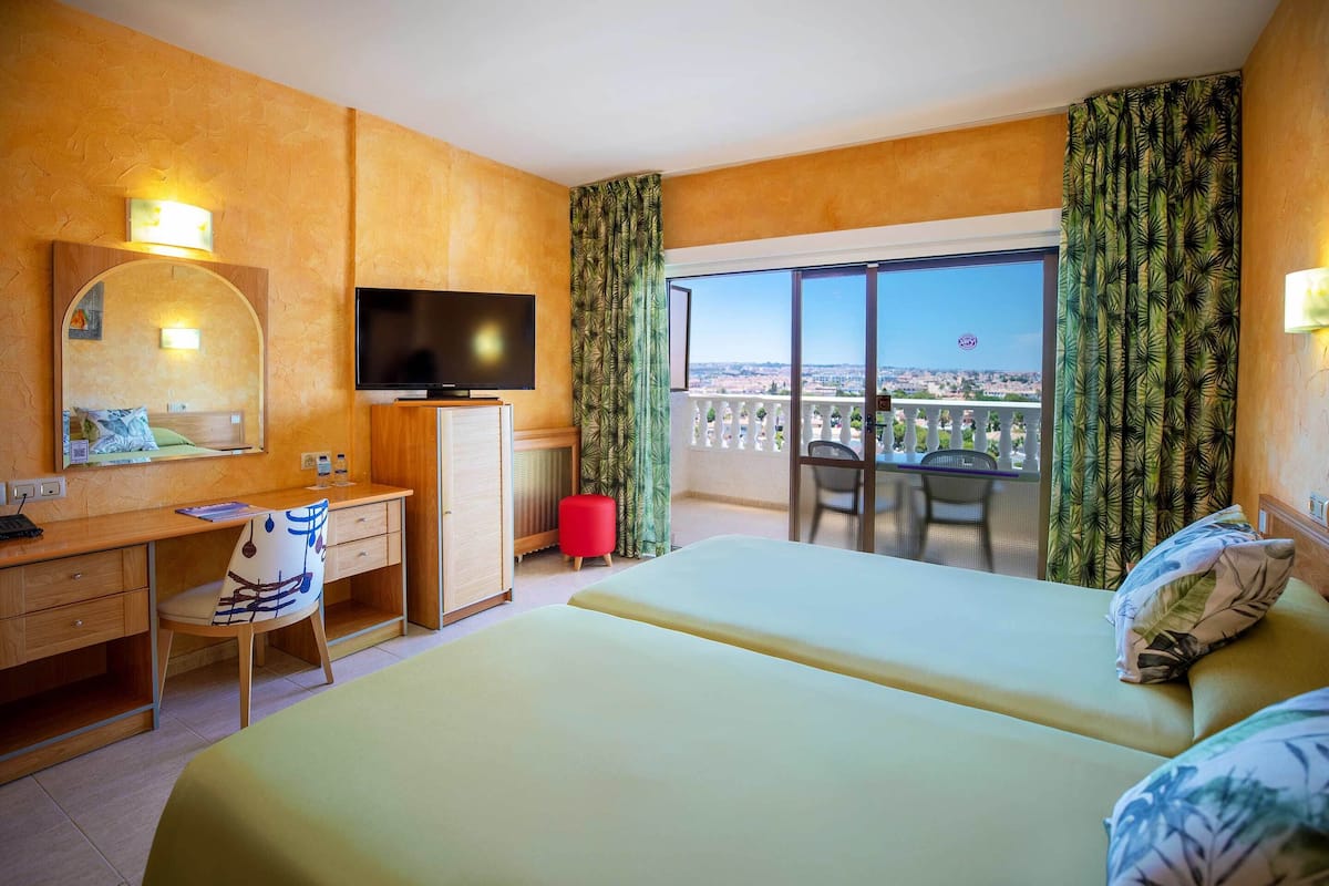 Coffres-forts dans les chambres, bureau, Wi-Fi gratuit, draps fournis